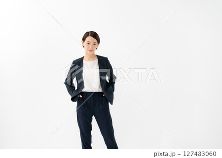 スーツの女性 ポートレート スーツの女性 ポートレート 127483060