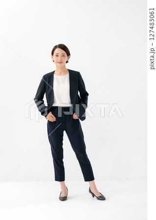 スーツの女性 全身姿 スーツの女性 全身姿 127483061