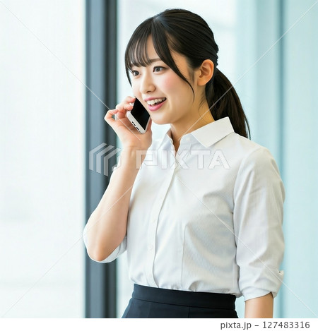 スマホで通話する女性 127483316