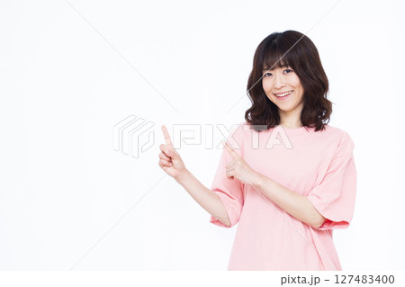 人差し指を立てる女性 127483400