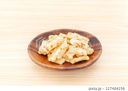わさび味のピリ辛おかき【木目背景】 わさび味のピリ辛おかき【木目背景】 127484256