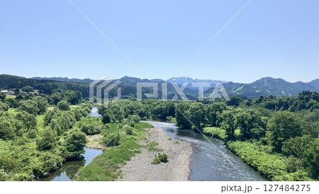 鼓岡大橋から飯豊方面の山々と胎内川【2025年6月撮影】 127484275