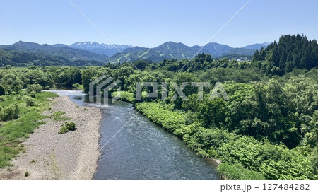 鼓岡大橋から飯豊方面の山々と胎内川【2025年6月撮影】 鼓岡大橋から飯豊方面の山々と胎内川【2025年6月撮影】 127484282