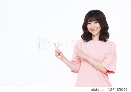 人差し指を立てる女性 127485051