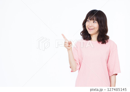 人差し指を立てる女性 127485145