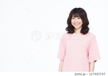 ピンクのTシャツを着た女性 127485747