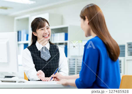 若い女性のカウンセリングをするビジネスウーマン 127485928