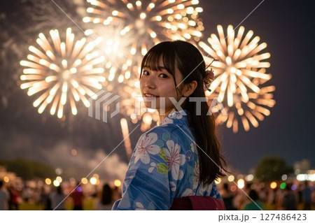 花火を見る浴衣の女性 127486423