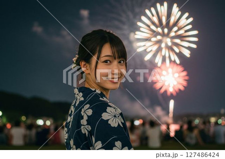 花火を楽しむ浴衣の女性 花火を楽しむ浴衣の女性 127486424