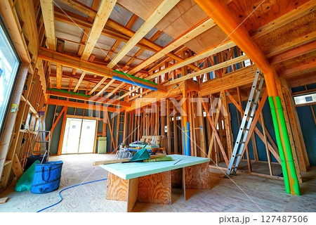建築現場にある木材を使った建築 127487506