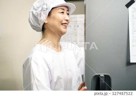 厨房で働くミドル女性 127487522