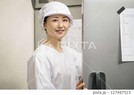 食品工場で働く50代の女性 127487523
