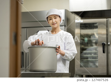 給食センターの厨房で働く女性調理人 給食センターの厨房で働く女性調理人 127487526