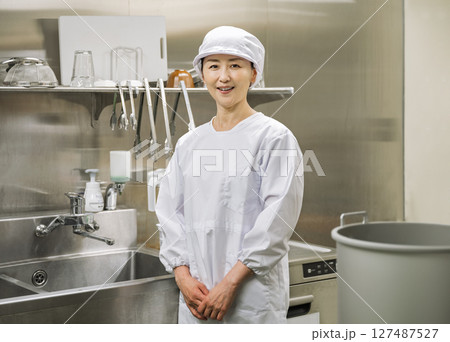 給食センターの厨房で働く50代の女性 127487527