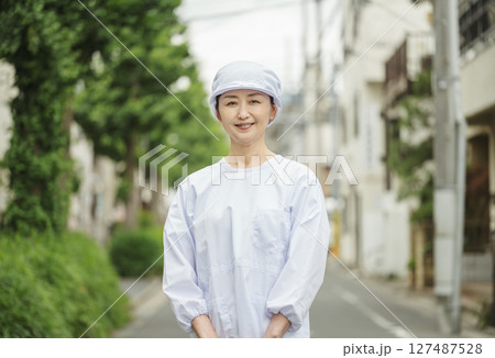 食品工場で働く50代の女性のポートレート 食品工場で働く50代の女性のポートレート 127487528