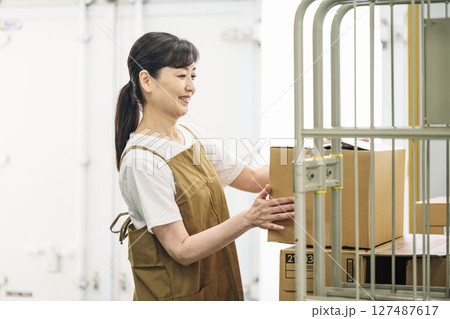 物流倉庫で働く50代女性のポートレート 127487617