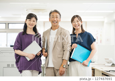 オフィスで働くビジネスパーソンのポートレート オフィスで働くビジネスパーソンのポートレート 127487691