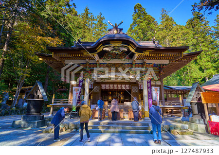秋の埼玉県長瀞町の寳登山(ほどさん)神社拝殿と参拝者 127487933