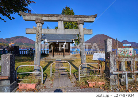 群馬県の榛名湖南西側の御沼おかみ神社 群馬県の榛名湖南西側の御沼おかみ神社 127487934