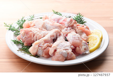 鶏の手羽元 （生 加熱前） 127487937