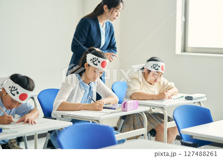 必勝はちまきをして勉強する子供たち 127488261