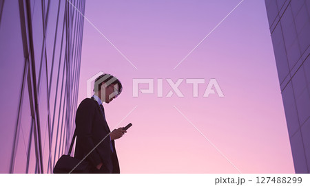 淡いパステルカラーの夕暮れと若い男性　エモい風景 127488299