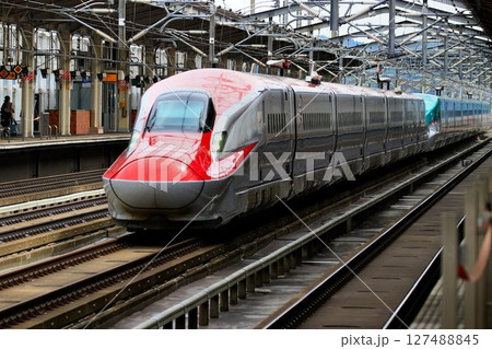 陸奥路を秋田と結ぶ秋田新幹線・E6系『こまち』福島駅にて 127488845