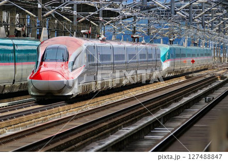 陸奥路を秋田と結ぶ秋田新幹線・E6系『こまち』福島駅にて 陸奥路を秋田と結ぶ秋田新幹線・E6系『こまち』福島駅にて 127488847