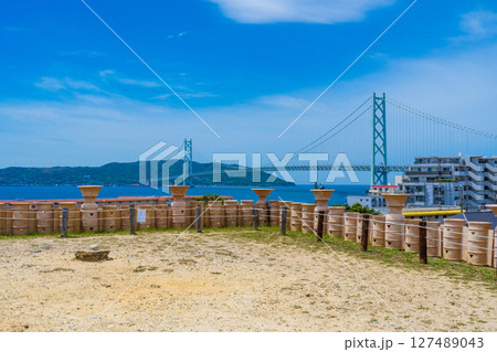 兵庫県神戸市　五色塚古墳の前方部墳頂から望む明石海峡大橋 127489043