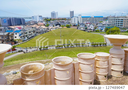 兵庫県神戸市　五色塚古墳の墳頂から望む小壺古墳 127489047