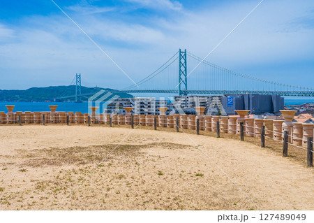 兵庫県神戸市　五色塚古墳の墳頂から望む明石海峡大橋 127489049