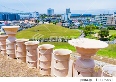 兵庫県神戸市 五色塚古墳の墳頂から望む小壺古墳 兵庫県神戸市 五色塚古墳の墳頂から望む小壺古墳 127489051