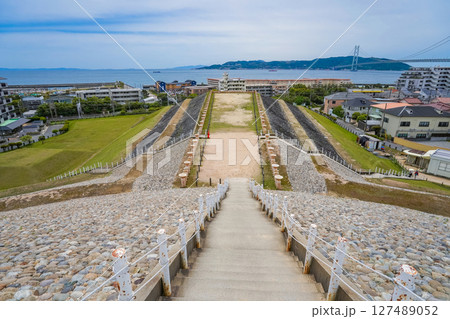 兵庫県神戸市　五色塚古墳の後円部墳頂から望む前方部と明石海峡大橋 127489052