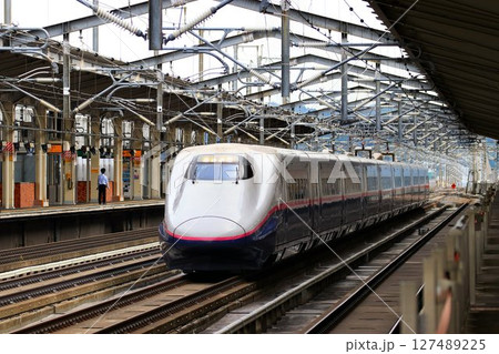 東北新幹線・福島駅を高速で通過する… E2系 127489225