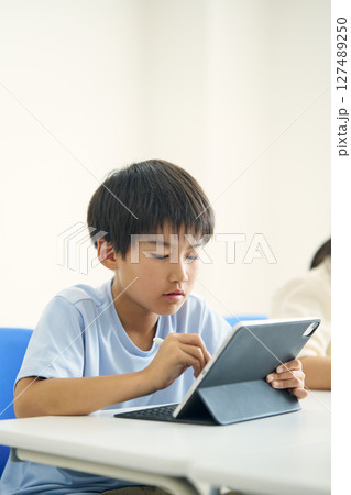 タブレット端末を操作する男の子 127489250