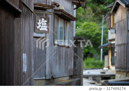 佐渡島　宿根木の街並み 127489274
