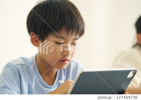タブレット端末を操作する小学生 タブレット端末を操作する小学生 127489736