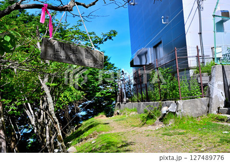 御坂山地の三ツ峠山 御巣鷹山の山頂 御坂山地の三ツ峠山 御巣鷹山の山頂 127489776