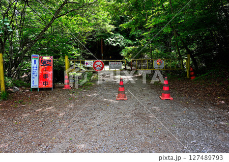 御坂山地 三ツ峠山の登山口 金ヶ窪登山口 林道清八線の起点ゲート 御坂山地 三ツ峠山の登山口 金ヶ窪登山口 林道清八線の起点ゲート 127489793
