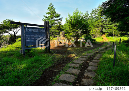 御坂山地　三ツ峠山の登山道 127489861