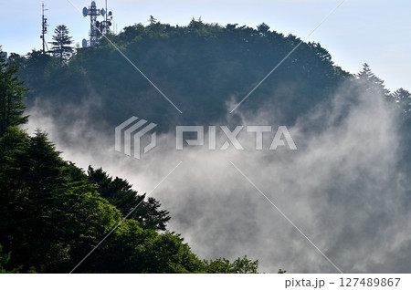 御坂山地の木無山より 雲わく開運山を望む 御坂山地の木無山より 雲わく開運山を望む 127489867