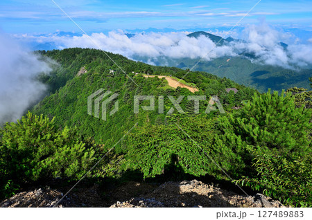 御坂山地の三ツ峠山山頂からの展望　黒岳を望む 127489883