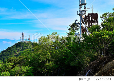 御坂山地の三ツ峠山山頂からの展望 隣の御巣鷹山を望む 御坂山地の三ツ峠山山頂からの展望 隣の御巣鷹山を望む 127489884