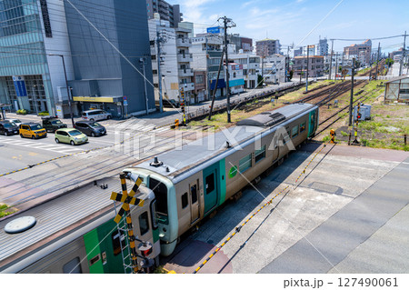 花畑踏切歩道橋からの眺め 引き上げ線を行く阿南行き普通列車1 徳島県徳島市 花畑踏切歩道橋からの眺め 引き上げ線を行く阿南行き普通列車1 徳島県徳島市 127490061