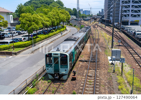 花畑踏切歩道橋からの眺め　引き上げ線を折り返した阿南行き普通列車1　徳島県徳島市 127490064