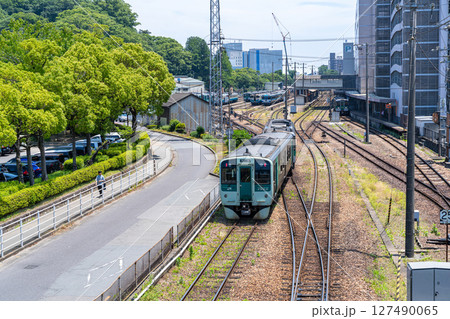 花畑踏切歩道橋からの眺め　引き上げ線を折り返した阿南行き普通列車2　徳島県徳島市 127490065