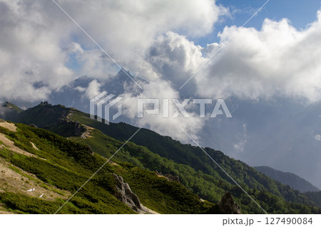 燕山荘より雲の切れ間から槍ヶ岳を望む 127490084