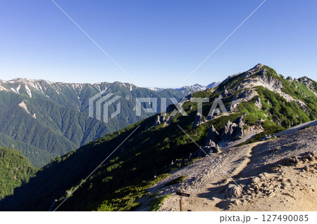 早朝に燕山荘より 燕岳山頂を望む 早朝に燕山荘より 燕岳山頂を望む 127490085