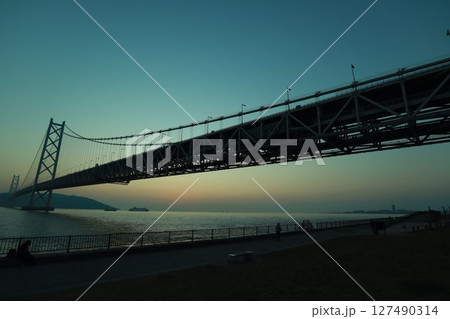 橋の下から見た風景 127490314
