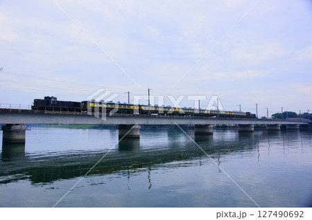 DE10形ディーゼル機関車でプッシュプル運転するサロンカー彗星 127490692